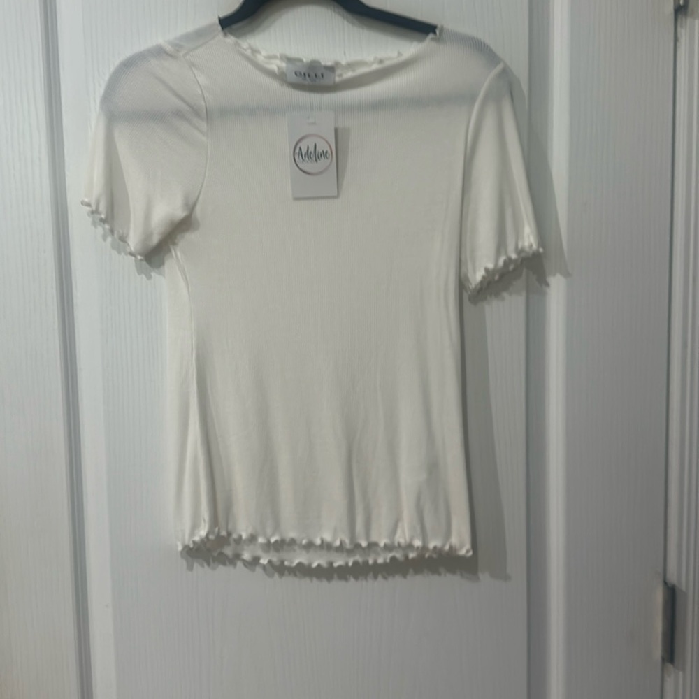 Gilli size medium cream  short sleeve ruffled edge top NWT